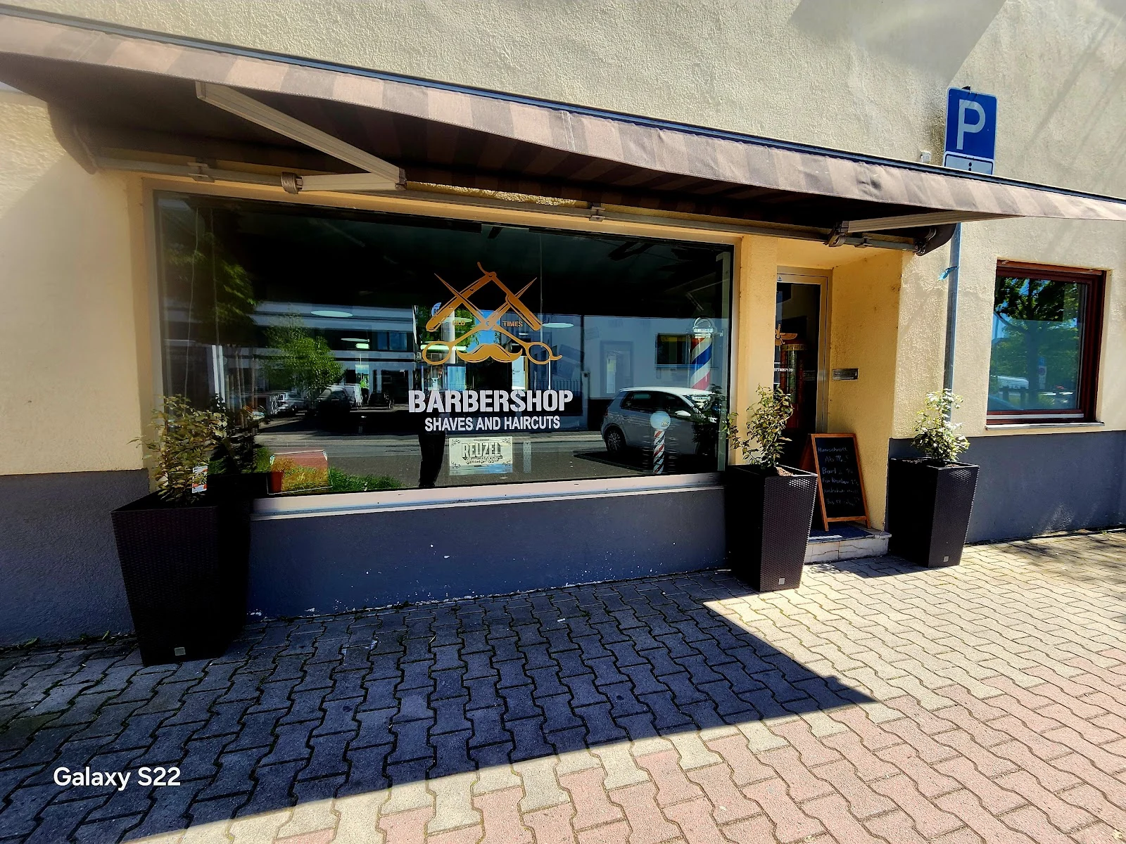 Außenansicht des Barbershops mit Schaufenster und Eingang in der Fabrikstraße